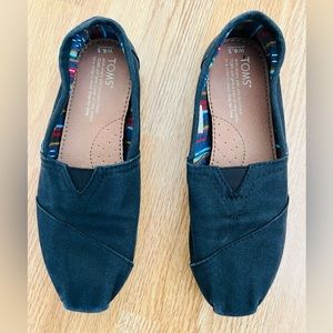 Toms- like new